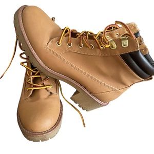 EUC 90’s retro lace up boots with side zip for easy application.